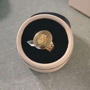 Beautiful 21K gold ring  Size 7.5